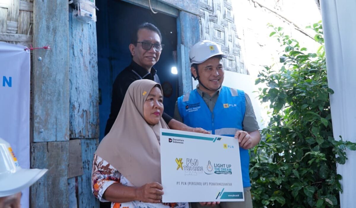 Terangi Rumah Ibu Atik, PLN Sumut Hadirkan Harapan Lewat Program Light Up The Dream