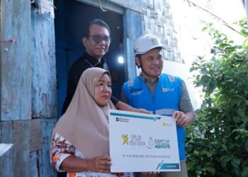 Terangi Rumah Ibu Atik, PLN Sumut Hadirkan Harapan Lewat Program Light Up The Dream
