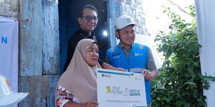 Terangi Rumah Ibu Atik, PLN Sumut Hadirkan Harapan Lewat Program Light Up The Dream