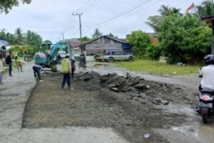 Cegah Kecelakaan, Dinas PUPR Aceh Barat Rehabilitasi Jalan Singgah Mata 2 yang Rusak