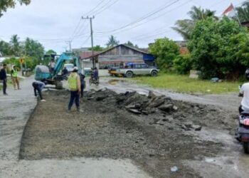 Cegah Kecelakaan, Dinas PUPR Aceh Barat Rehabilitasi Jalan Singgah Mata 2 yang Rusak