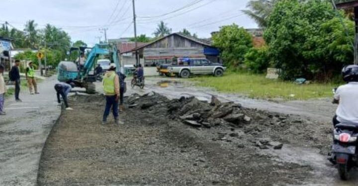 Cegah Kecelakaan, Dinas PUPR Aceh Barat Rehabilitasi Jalan Singgah Mata 2 yang Rusak