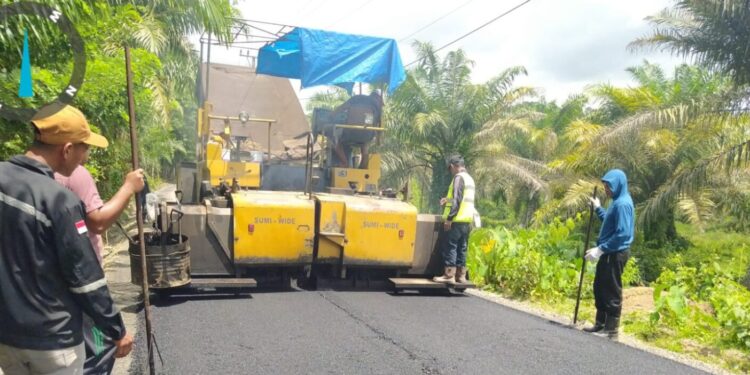 PUPR Aceh Barat Mulai Aspal Jalan Pedalaman Meureubo, Warga Buloh Reudeup–Bukit Jaya Sambut Gembira