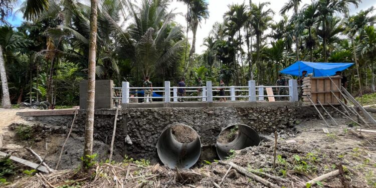 TNI Bangun Jembatan Armco Sungai Menaula, Progres Sudah 90 Persen