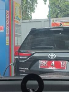 Diduga Gunakan BBM Subsidi, Mobil Dinas Plat Merah Isi BBM di SPBU Ngumban Surbakti
