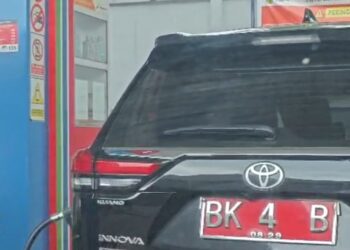 Diduga Gunakan BBM Subsidi, Mobil Dinas Plat Merah Isi BBM di SPBU Ngumban Surbakti