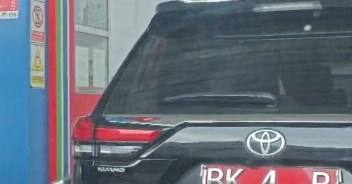 Diduga Gunakan BBM Subsidi, Mobil Dinas Plat Merah Isi BBM di SPBU Ngumban Surbakti