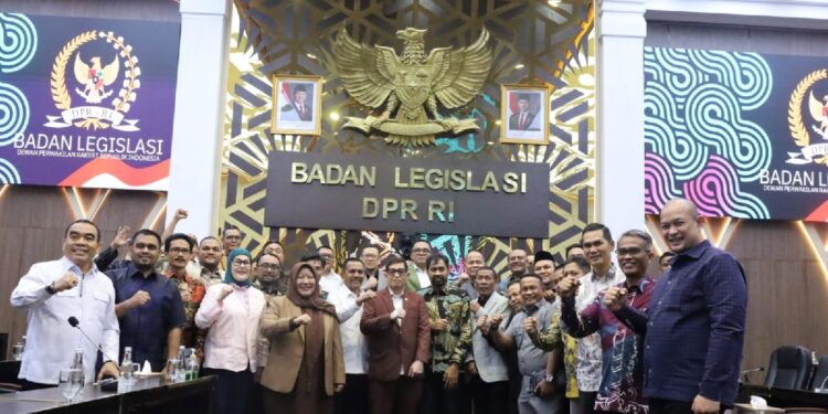Mualem Saksikan Langsung RDP di DPR-RI Bahas Revisi UUPA