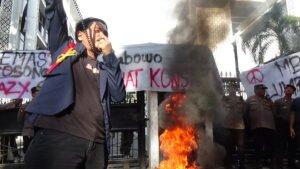 Mahasiswa Nomensen Demo di DPRD Sumut, Terlihat Spanduk Adili Prabowo Gibran