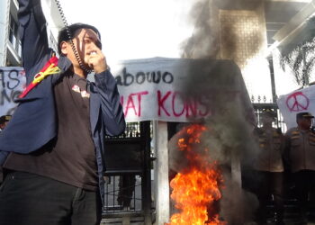 Mahasiswa Nomensen Demo di DPRD Sumut, Terlihat Spanduk Adili Prabowo Gibran