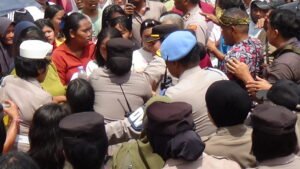 Aksi Massa Warnai Pelantikan Kepala Desa, Bupati Deli Serdang Dievakuasi Mobil Polisi