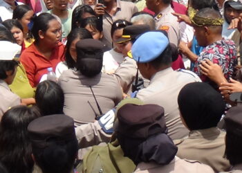Aksi Massa Warnai Pelantikan Kepala Desa, Bupati Deli Serdang Dievakuasi Mobil Polisi