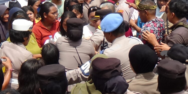 Aksi Massa Warnai Pelantikan Kepala Desa, Bupati Deli Serdang Dievakuasi Mobil Polisi