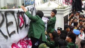 Massa Demo Kantor DPRD Sumut Bawa Spanduk Revolusi Tuntut Kebijakan Pemerintah