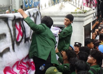Massa Demo Kantor DPRD Sumut Bawa Spanduk Revolusi Tuntut Kebijakan Pemerintah
