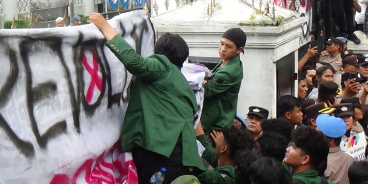 Massa Demo Kantor DPRD Sumut Bawa Spanduk Revolusi Tuntut Kebijakan Pemerintah