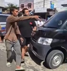 Diduga Lempari Kendaraan di Jalan Terusan Tuasan, Seorang Pria Diamankan Warga  ‎