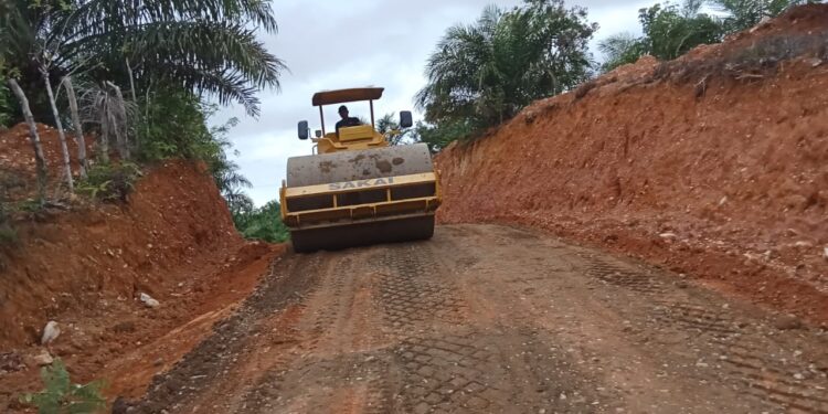 Pemkab Aceh Barat Lakukan Pemeliharaan Jalan Sibintang–Baro Paya untuk Tingkatkan Konektivitas Warga