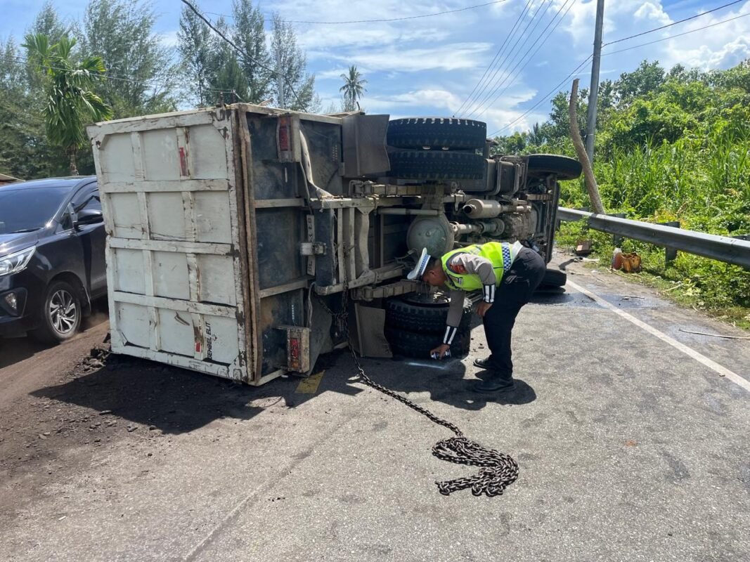 Satu Unit Dump Truck Terbalik di Jalur Meulaboh–Banda Aceh