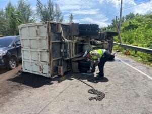 Satu Unit Dump Truck Terbalik di Jalur Meulaboh–Banda Aceh