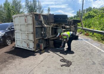 Dump Truck Terbalik di Jalur Meulaboh–Banda Aceh