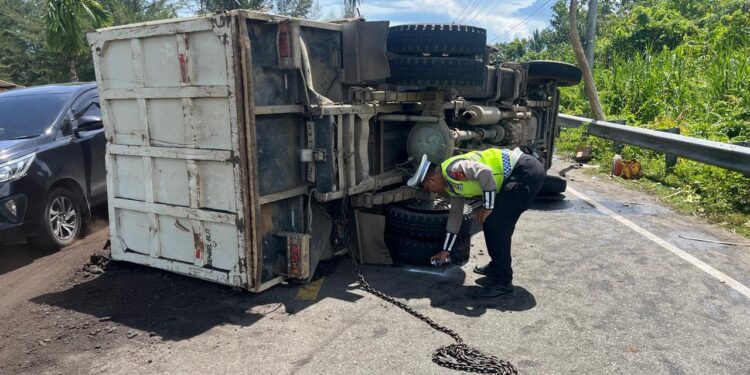 Dump Truck Terbalik di Jalur Meulaboh–Banda Aceh