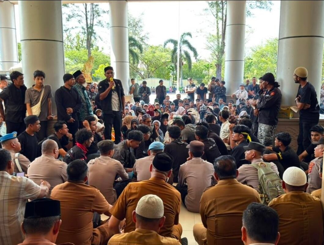 Ratusan Masyarakat dan Mahasiswa Gelar Aksi di Kantor Bupati Nagan Raya Tolak Investasi Tambang