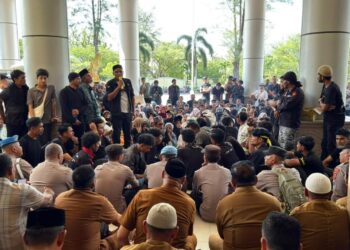 Ratusan Masyarakat dan Mahasiswa Gelar Aksi di Kantor Bupati Nagan Raya Tolak Investasi Tambang