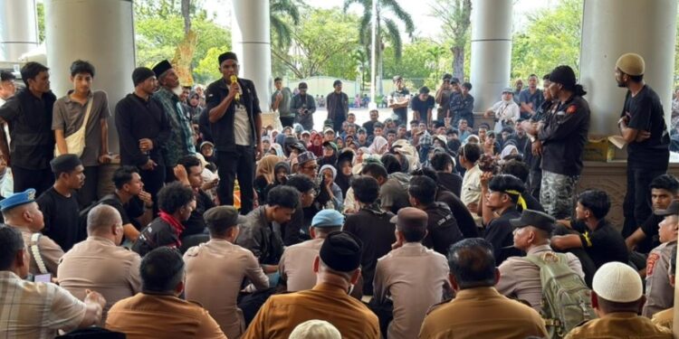Ratusan Masyarakat dan Mahasiswa Gelar Aksi di Kantor Bupati Nagan Raya Tolak Investasi Tambang
