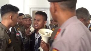 Janji Perbaikan Jalan, Warga Asahan Mengamuk Banting Kursi Kantor Gubsu