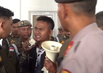 Janji Perbaikan Jalan, Warga Asahan Mengamuk Banting Kursi Kantor Gubsu