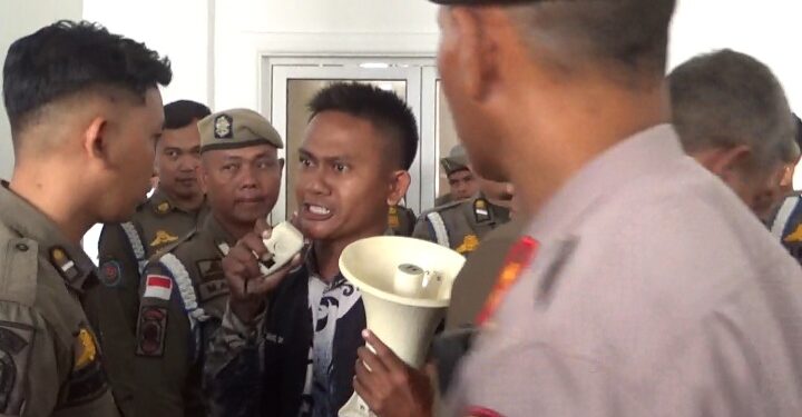 Janji Perbaikan Jalan, Warga Asahan Mengamuk Banting Kursi Kantor Gubsu