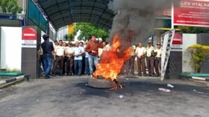 Massa Demo PLN UID Sumut Tuntut Ganti Rugi Kerusakan Elektronik, Aksi Sempat Ricuh