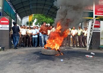 Massa Demo PLN UID Sumut Tuntut Ganti Rugi Kerusakan Elektronik, Aksi Sempat Ricuh