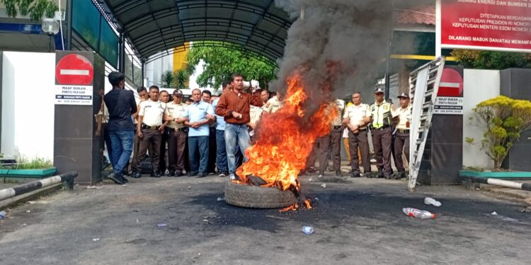 Massa Demo PLN UID Sumut Tuntut Ganti Rugi Kerusakan Elektronik, Aksi Sempat Ricuh