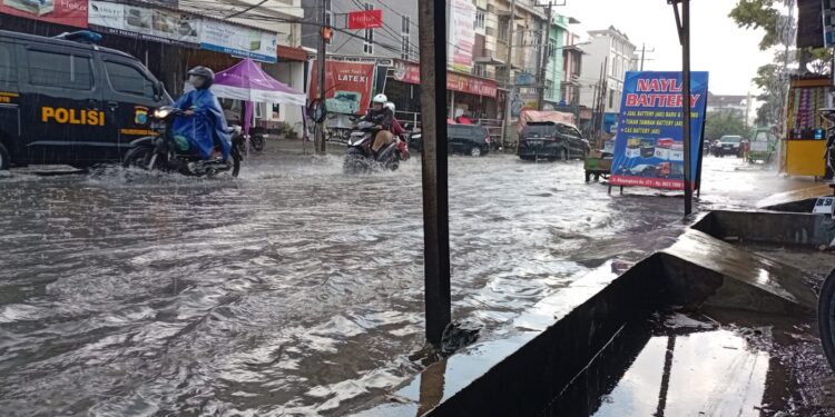 Beberapa Jam Hujan Guyur Kota Medan, Sejumlah Ruas Jalan Terendam Banjir