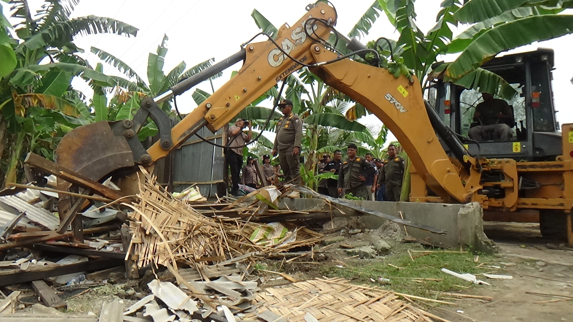 DSC00181 Satpol PP Tertibkan Bangunan Liar di Lahan PT Tun Sewindu di Pantai Labu