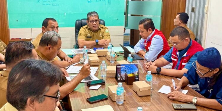 Bidang Perekonomian dan Pembangunan Setda Aceh, Teuku Robby Irza, memimpin rapat koordinasi bersama Sales Area Manager Retail Pertamina dan Hiswana Migas Aceh untuk membahas penanganan antrean BBM di SPBU, Kantor Gubernur Aceh, 23 Juli 2026. [Foto: Dok.Biro Adpim]