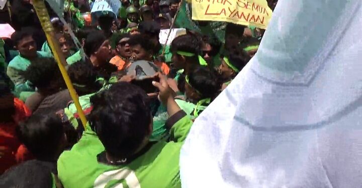 Ratusan Ojol Demo di Kantor Gubernur Sumut, Desak Kepastian Tarif