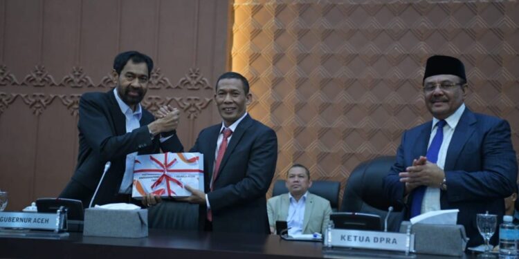 Gubernur Mualem Sampaikan Raqan Pertanggungjawaban Pelaksanaan APBA 2025 ke DPR Aceh  ‎