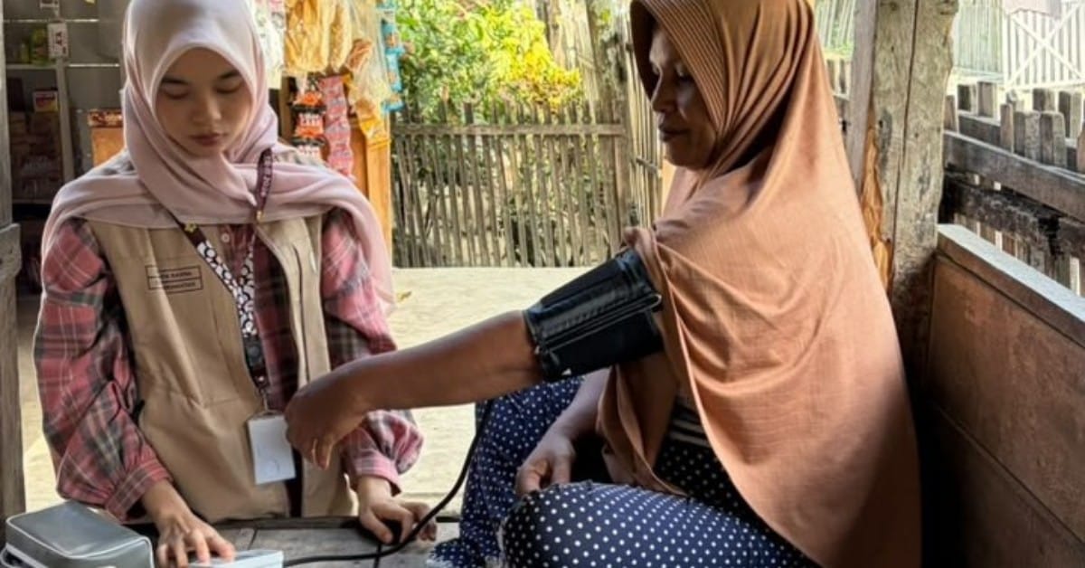 WhatsApp-Image-2026-07-23-at-08.55.45-1-1 Mahasiswa KKN USK Gelar Home Visit, Berikan Pemeriksaan Kesehatan Gratis bagi Warga Cut Langien