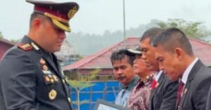 HUT Bhayangkara ke-80, Kapolres Simeulue Beri Penghargaan kepada 40 Personel dan Dua Warga