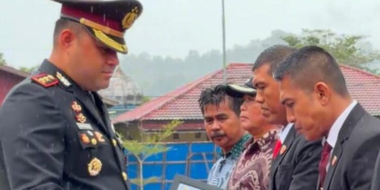 HUT Bhayangkara ke-80, Kapolres Simeulue Beri Penghargaan kepada 40 Personel dan Dua Warga