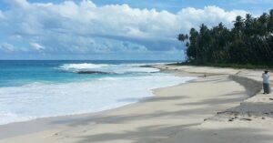 Pesona Pantai Pasir Tinggi Simeulue, Hamparan Pasir Putih dengan Panorama Laut Lepas