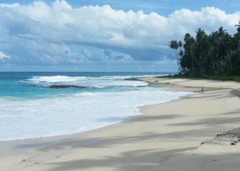 Pesona Pantai Pasir Tinggi Simeulue, Hamparan Pasir Putih dengan Panorama Laut Lepas