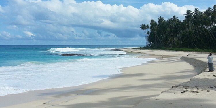 Pesona Pantai Pasir Tinggi Simeulue, Hamparan Pasir Putih dengan Panorama Laut Lepas