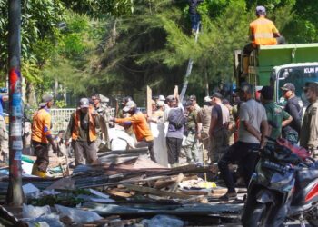 Pemko Banda Aceh Tertibkan PKL dan Bangunan Liar di Jalan Utama Tungkop
