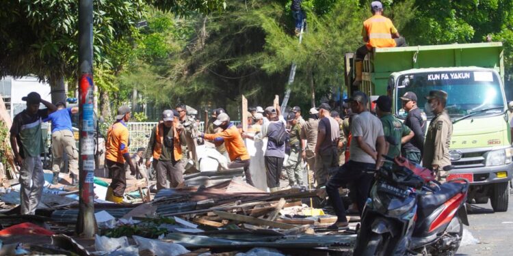 Pemko Banda Aceh Tertibkan PKL dan Bangunan Liar di Jalan Utama Tungkop