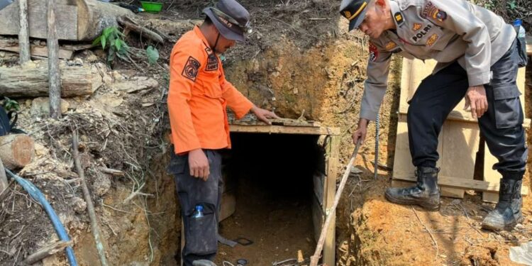 Petugas BPBD bersama anggota Polri memeriksa lubang tambang ilegal di Kawasan Hutan Lindung Desa Kuta Usang, Kecamatan Pegagan Hilir, Jumat (31/7/2026). [Foto: Dok. Humas Polres Dairi]