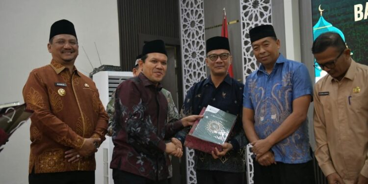 Wagub Salurkan 50.000 Al-Qur’an Bantuan Kerajaan Arab Saudi untuk Masjid dan Dayah Aceh
